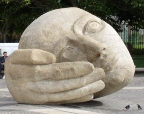 Kamenná hlava v Paříži