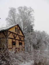starý mlýn v zimě