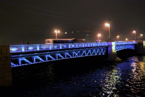 Přes řeku Něvu v  noci