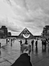 Louvre pod lupou