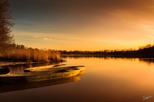 Zlatavý západ slunce u jezera