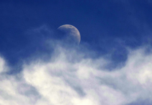 Měsíc a mraky