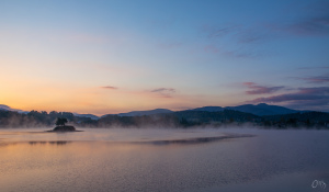 Podzimní mlhavé ráno u přehrady v Beskydech